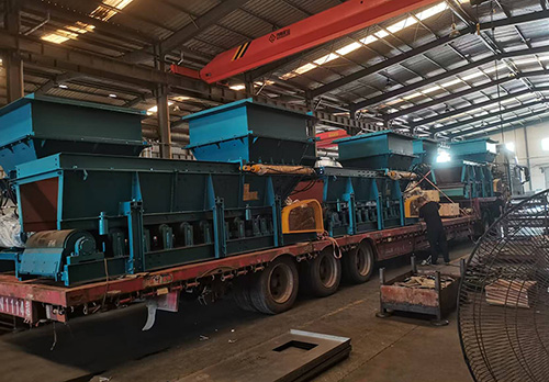 山东东达机电有限责任公司生产的12台液压带式给料机启运